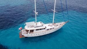 SPACIOUS YACHT HOTEL BARCELONA CITY CENTER 5 CABINs - 船上ホテル, バルセロナ