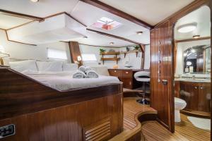SPACIOUS YACHT HOTEL BARCELONA CITY CENTER 5 CABINs