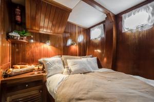 SPACIOUS YACHT HOTEL BARCELONA CITY CENTER 5 CABINs