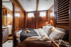 SPACIOUS YACHT HOTEL BARCELONA CITY CENTER 5 CABINs