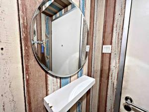 Sailor Studio Fast Wifi Android TV at Apt Green Bay Pluit Tower F