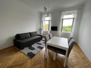 Cozy one bedroom apartment with Park View