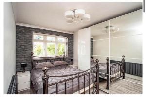 2 Bed - walking distance to Harry Potter Studio