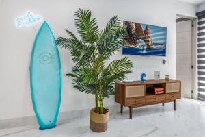 Endless Summer - 2Bed 2Bath Condo - Seasonly Heated Pool with Ocean Views - 5min walk to Beach - Fibre Internet - Sleeps 6