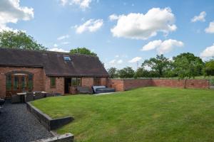 Coach House at Oaks Barn Farm Alcester with optional hire Salt water hot tub