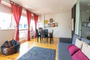 Sunny Oporto, Trindade Balcony