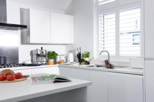 Swanpool View - Walk to Beach - Free WiFi & Parking - Sea & Lake Views