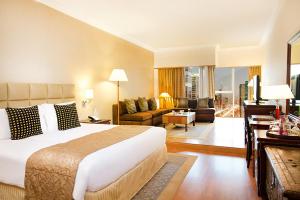 Family Suite with Sheikh Zayed Road View room in Crowne Plaza - Dubai Apartments