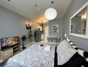 Makati - Sleeps 2 - Pool - Cinema - Gym - Garden