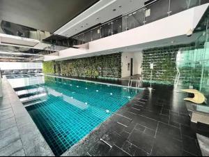 Makati - Sleeps 2 - Pool - Cinema - Gym - Garden