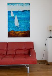 2ndhomes Stunning Top Floor Residence with Sauna and Balcony