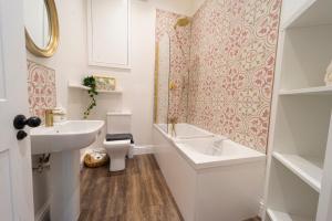 The Apartment - Brand new, stylish & central