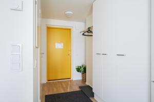 Keskeisen sijainnin uudiskohde, Seamless check-in, Baby crib