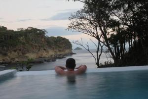 Shankton Harbour 3 Bedroom 4 Bathroom Beach House w Private BEACH SEA path