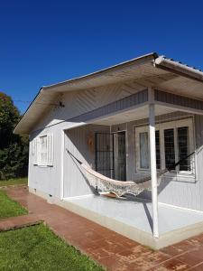 CASA FULL CENTRAL, 130m quadr, 9 Pessoas, Wi-Fi, 3 Qtos, Churrasqueira Interna, Cozinha-Sala Integrados, 2 Banheiros, Varanda, Jardim, Garagem Coberta 1 Carro, Estac Inter 3 Carros, Lareira de Alta Performance, Fogão de Ferro, Área nos Fundos