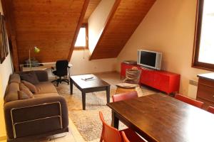 Three-Bedroom Apartment with Mezzanine (5-6 Adults) room in Les Z'hirondelles