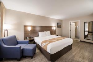 King Room with Accessible Tub - Accessible/Non-Smoking room in Quality Inn