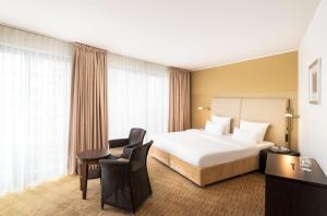 Executive Double Room with lateral river view room in The Rilano Hotel Hamburg