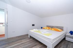 One-Bedroom Apartment with Balcony and Sea View room in Apartments with a parking space Razanac Zadar - 6919