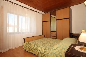 Apartments with a parking space Ugljan - 8416