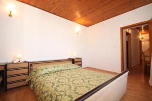 Apartments with a parking space Ugljan - 8416