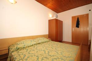 Apartments with a parking space Ugljan - 8416