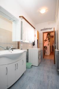 Apartments with a parking space Ugljan - 8416