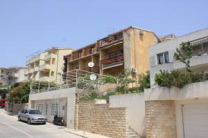 Apartments with a parking space Makarska - 8817