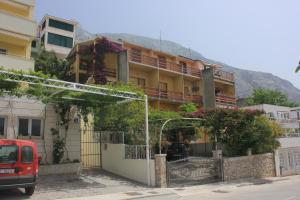 Apartments with parking space Makarska - 8817