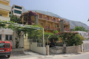Apartments with a parking space Makarska  8817