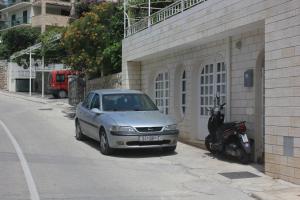 Apartments with a parking space Makarska - 8817