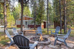 Hayloft Hollow by KABINO Fire Pit Fireplace Loft with Low Ceiling High Chair WiFi - Ubytování bez kategorie ve městě Island Park