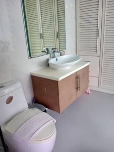 Light, airy, pool views 2 bed 2 bath, free wifi, elect