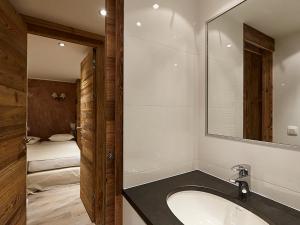 Appartement rénové, ski aux pieds, parking inclus - FR-1-518-97