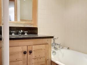 Charmant Appartement au Chatelard, Val-dIsère, Accès Direct aux Pistes, Parking Inclus - FR-1-518-130