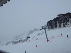 Studio confortable aux pieds des pistes avec balcon - FR-1-344-812