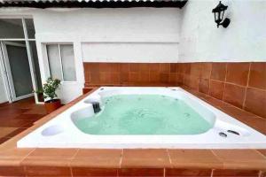 4br LUXURY ROOFTOP oldcity AC jacuzzi hottub wifi