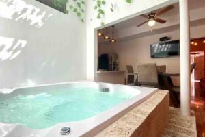 4BR House Old City rooftop jacuzzi AC full Wifi