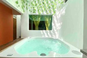 4BR House Old City rooftop jacuzzi AC full Wifi