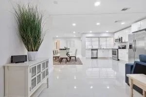 Beautiful & Peaceful 4 Bedroom Home With a Pool - Melalevca Isles