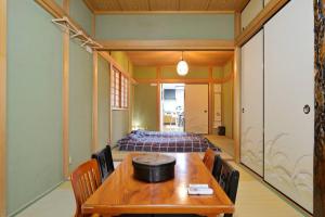 Guest House TIHARU 6bedrooms12people max and Straight to USJ and Near the hot spring