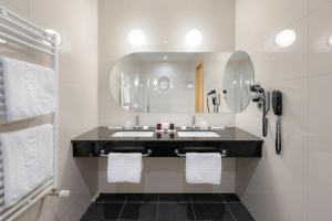 Deluxe Suite with Balcony room in Hotel Olympia Sky