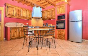 Maisons de vacances Awesome home in Maillane with 6 Bedrooms, WiFi and Outdoor swimming pool : photos des chambres