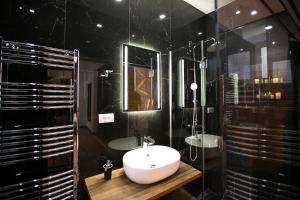 East & West Apartments