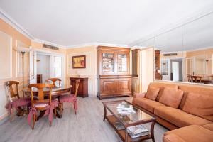 Situation Exceptionnelle Rue D antibes Centre Cannes! by Halldis