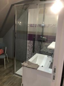 Logement 4 personnes avec piscine intérieure 31 degrés zoo de la FLECHE 24 h du Mans