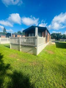 Jasmine Lodge with Hot Tub