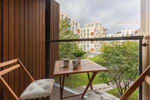 Warsaw Wola Apartment near Nocny Market by Noclegi Renters