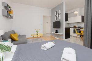 Warsaw Wola Apartment near Nocny Market by Noclegi Renters