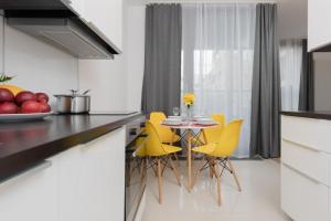 Warsaw Wola Apartment near Nocny Market by Noclegi Renters